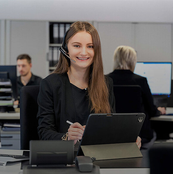 Auszubildende zur Kauffrau für Büromanagement bei der Arbeit am iPad.