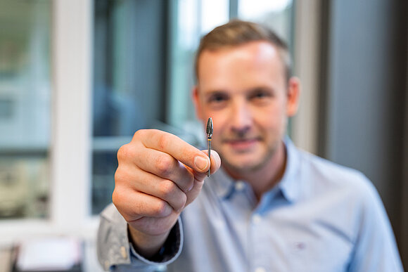 Dental-Prdouktmanager zeigt Zahninstrument